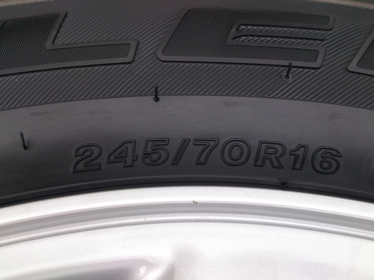 ขายแม็กALL NEW ISUZU D-MAX  6รูขอบ16 พร้อมยางบริสโตร์ 245/70R16 ปี13 ดอกยางสวยๆเท่ากัน 4 เส้น