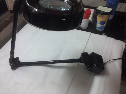 โคมไฟแว่นขยายขาตั้งปรับได้แบบสองท่อนสามข้อต่อช่วยการทำงานที่ต้องการความละเอียดในการมอง