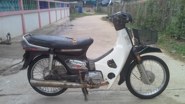 ดรีมคุรุสภา4คันทะเบียนโอน3คันอีกคันทะเบียนพึ่งขาดสีขาว2คัน9500,11000,11500.11800