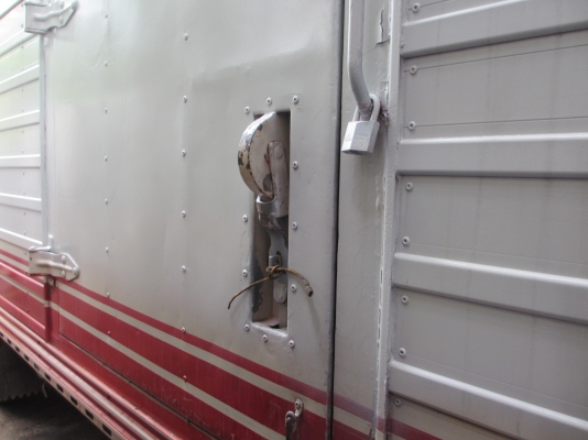 ขายตู้แห้งติดรถ NPR ช่วงยาว5เมตร สภาพสวย ใช้ขนของโดยเฉพาะตู้เป็นพื้นได้อย่างดี มีไฟในตู้