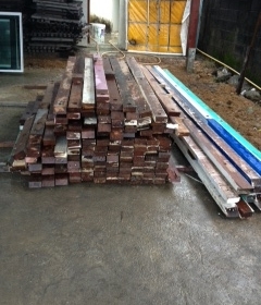 ไม้ 2*4เป็นไม้เต็งไม้ตะเคียนครับ   ขายเมตรละ 80  บาทครับมีหลายขนาดครับสอบถามได้ครับส่งได้ทั่วประเทศครับ