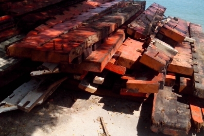 ไม้ตะเคียนทองไม้เรือเก่าเป็นไม้ตะเคียนทองทั้งลำครับ  ไม้ประมาณ 2  รถหกล้อครับ  ขนาด หน้า 14 นิ้ว หนา 4 นิ้ว ยาว 5 เมตร ประมรณ เกือบ 40 ตัว  และมีส่วนประกอบออื่นของเรืออีก