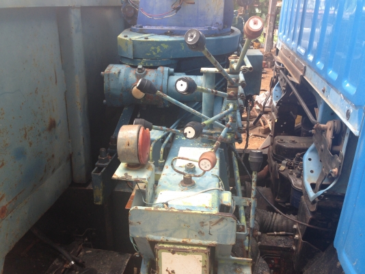 ISUZU KS 100 HP รถบรรทุกหกล้อติดเครน UNIC 2.5 ตัน 3 ปลอกยืด  สภาพดีพร้อมใช้งานได้เลย เกียร์ร็อก เฟืองท้ายใหญ่ติด F แล้ว กระบะเหล็กคาร์โก้ความยาว 4.30 เมตร เครื่องแน่นแรงดี หัวเก๋ง NKR ตาหวานลงเล่มครบถูกต้อง ภายในคอนโซลสวยครบพร้อม เกียร์สั้น ช่วงล่างคัชซีไ