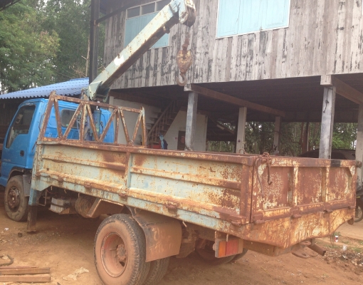 ISUZU KS 100 HP รถบรรทุกหกล้อติดเครน UNIC 2.5 ตัน 3 ปลอกยืด  สภาพดีพร้อมใช้งานได้เลย เกียร์ร็อก เฟืองท้ายใหญ่ติด F แล้ว กระบะเหล็กคาร์โก้ความยาว 4.30 เมตร เครื่องแน่นแรงดี หัวเก๋ง NKR ตาหวานลงเล่มครบถูกต้อง ภายในคอนโซลสวยครบพร้อม เกียร์สั้น ช่วงล่างคัชซีไ