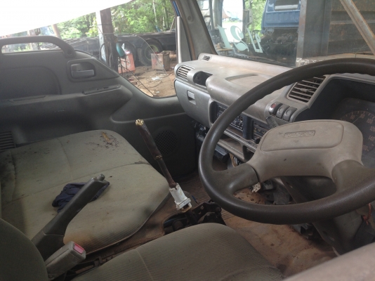 ISUZU KS 100 HP รถบรรทุกหกล้อติดเครน UNIC 2.5 ตัน 3 ปลอกยืด  สภาพดีพร้อมใช้งานได้เลย เกียร์ร็อก เฟืองท้ายใหญ่ติด F แล้ว กระบะเหล็กคาร์โก้ความยาว 4.30 เมตร เครื่องแน่นแรงดี หัวเก๋ง NKR ตาหวานลงเล่มครบถูกต้อง ภายในคอนโซลสวยครบพร้อม เกียร์สั้น ช่วงล่างคัชซีไ