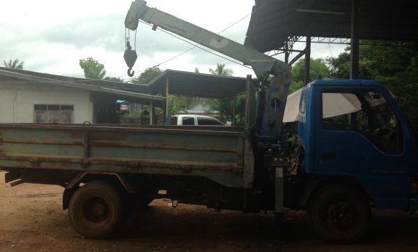 ISUZU KS 100 HP รถบรรทุกหกล้อติดเครน UNIC 2.5 ตัน 3 ปลอกยืด  สภาพดีพร้อมใช้งานได้เลย เกียร์ร็อก เฟืองท้ายใหญ่ติด F แล้ว กระบะเหล็กคาร์โก้ความยาว 4.30 เมตร เครื่องแน่นแรงดี หัวเก๋ง NKR ตาหวานลงเล่มครบถูกต้อง ภายในคอนโซลสวยครบพร้อม เกียร์สั้น ช่วงล่างคัชซีไ