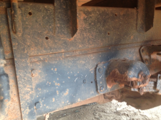 ISUZU KS 100 HP รถบรรทุกหกล้อติดเครน UNIC 2.5 ตัน 3 ปลอกยืด  สภาพดีพร้อมใช้งานได้เลย เกียร์ร็อก เฟืองท้ายใหญ่ติด F แล้ว กระบะเหล็กคาร์โก้ความยาว 4.30 เมตร เครื่องแน่นแรงดี หัวเก๋ง NKR ตาหวานลงเล่มครบถูกต้อง ภายในคอนโซลสวยครบพร้อม เกียร์สั้น ช่วงล่างคัชซีไ