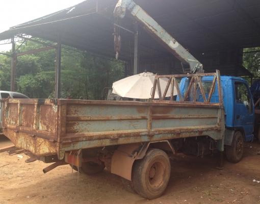 ISUZU KS 100 HP รถบรรทุกหกล้อติดเครน UNIC 2.5 ตัน 3 ปลอกยืด  สภาพดีพร้อมใช้งานได้เลย เกียร์ร็อก เฟืองท้ายใหญ่ติด F แล้ว กระบะเหล็กคาร์โก้ความยาว 4.30 เมตร เครื่องแน่นแรงดี หัวเก๋ง NKR ตาหวานลงเล่มครบถูกต้อง ภายในคอนโซลสวยครบพร้อม เกียร์สั้น ช่วงล่างคัชซีไ