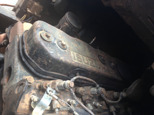 ISUZU KS 100 HP รถบรรทุกหกล้อติดเครน UNIC 2.5 ตัน 3 ปลอกยืด  สภาพดีพร้อมใช้งานได้เลย เกียร์ร็อก เฟืองท้ายใหญ่ติด F แล้ว กระบะเหล็กคาร์โก้ความยาว 4.30 เมตร เครื่องแน่นแรงดี หัวเก๋ง NKR ตาหวานลงเล่มครบถูกต้อง ภายในคอนโซลสวยครบพร้อม เกียร์สั้น ช่วงล่างคัชซีไ