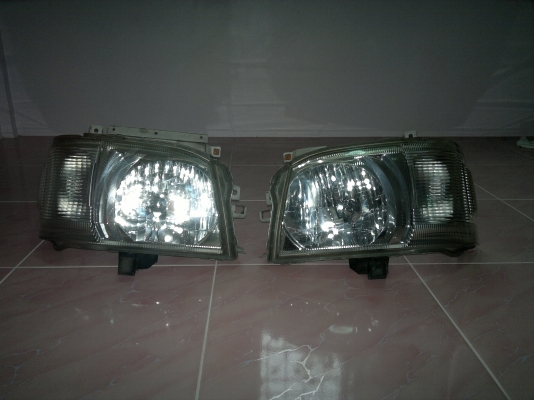 ขายไฟหน้าคอมมูเตอร์รุ่นปี 2010 ของแท้ติดรถเดิมๆ