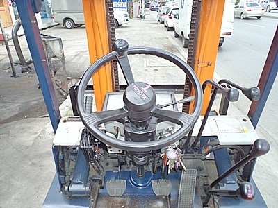 ขายรถยกโตโยต้า 2 ตัน รุ่น5 เครื่องเบนซิน   กระบอกคู่  เสาสูง 3 เมตร  ยางตัน พวงมาลัยเพาเว่อร์  สีเดิมจากนอก นำเข้าจากญี่ปุ่น ใช้งานได้ทันที