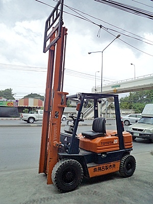 ขายรถยกโตโยต้า 2 ตัน รุ่น5 เครื่องเบนซิน   กระบอกคู่  เสาสูง 3 เมตร  ยางตัน พวงมาลัยเพาเว่อร์  สีเดิมจากนอก นำเข้าจากญี่ปุ่น ใช้งานได้ทันที