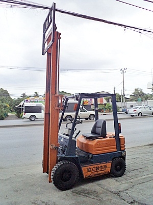 ขายรถยกโตโยต้า 1.5 ตัน รุ่น5 เครื่องเบนซิน  กระบอกคู่ ยางตันใหม่ เสาสูง 3 เมตร  พวงมาลัยเพาเว่อร์  สีเดิมจากนอก นำเข้าจากญี่ปุ่น ใช้งานได้ทันที