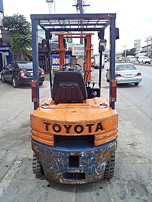 ขายรถยกโตโยต้า 1.5 ตัน รุ่น5 เครื่องเบนซิน  กระบอกคู่ ยางตันใหม่ เสาสูง 3 เมตร  พวงมาลัยเพาเว่อร์  สีเดิมจากนอก นำเข้าจากญี่ปุ่น ใช้งานได้ทันที