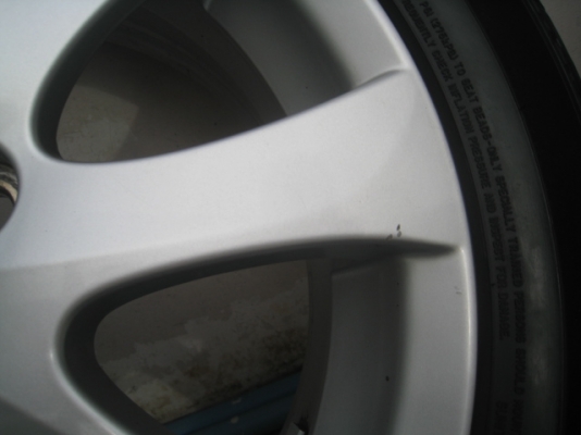 ขายล้อแม็ก Mazda 2 15"x6" et45 4รู100 +ยางปี4512 ล้อแม็กมีรอยอยู่ 2วงตามรูปครับ  สนใจติดต่อเล็กคลองสามครับ (081-3747940)