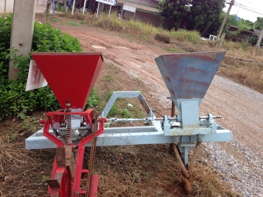 ขายด่วนเครื่องใส่ปุ๋ยขนาด70ลิตรใส่กับรถไถใหญ่ทุกรุ่นที่ใส่ได้ที่ราคา42000ไม่ต้องเบิกห้างใหม่ครับในราคาเบาๆ