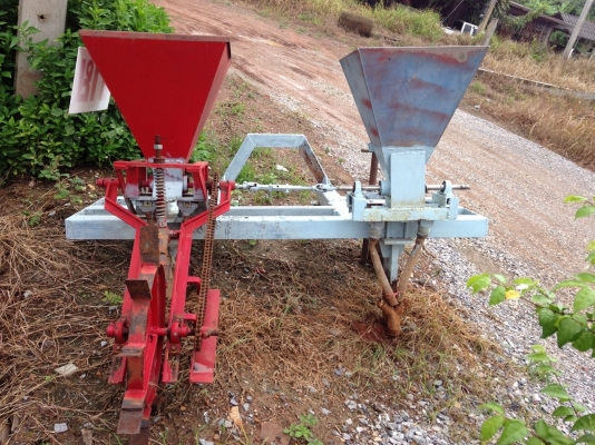 ขายด่วนเครื่องใส่ปุ๋ยขนาด70ลิตรใส่กับรถไถใหญ่ทุกรุ่นที่ใส่ได้ที่ราคา42000ไม่ต้องเบิกห้างใหม่ครับในราคาเบาๆ