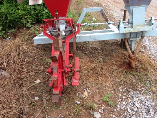 ขายด่วนเครื่องใส่ปุ๋ยขนาด70ลิตรใส่กับรถไถใหญ่ทุกรุ่นที่ใส่ได้ที่ราคา42000ไม่ต้องเบิกห้างใหม่ครับในราคาเบาๆ