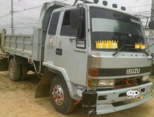ISUZU ROCKY 175 HP 6BG1 หกล้อดั๊มพ์ กระบะดั๊มพ์เหล็ก 6 ตันยิงหน้าความยาว 3.60 เมตรสภาพสวย เครื่องแน่นแรงดีไม่เยิ้ม หัวเก๋งสวยไม่มีผุภายในคอนโซลสวยครบพร้อม พวงมาลัยเพาเวอร์ ระบบเบรคทริ๊ปฟี้ครบครัน ช่วงล่างใหญ่คัชซีสวยไม่มีแตกไม่มีดาม ยาง 8.25 ขอบ 16 สภาพดี