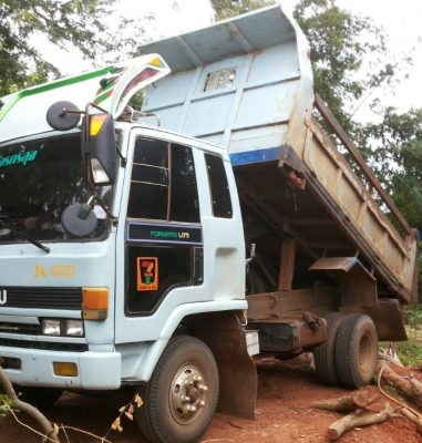 ISUZU ROCKY FRR 175 HP 6BG1 หกล้อดั๊มพ์ กระบะดั๊มพ์เหล็ก 6 ตันยิงหน้าความยาว 3.60 เมตรสภาพดี เครื่องแน่นดีแรงดี หัวเก๋งสีสันบางๆเดิมๆภายในคอนโซลสวยครบ ช่วงล่างแน่น ยาง 8.25 ขอบ 16 สภาพดี 70\% พร้อมบรรทุกพร้อมใช้งาน เอกสารทะเบียนภาษีครบพร้อมโอน ราคาต่อรองได