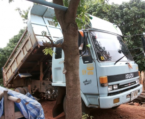 ISUZU ROCKY FRR 175 HP 6BG1 หกล้อดั๊มพ์ กระบะดั๊มพ์เหล็ก 6 ตันยิงหน้าความยาว 3.60 เมตรสภาพดี เครื่องแน่นดีแรงดี หัวเก๋งสีสันบางๆเดิมๆภายในคอนโซลสวยครบ ช่วงล่างแน่น ยาง 8.25 ขอบ 16 สภาพดี 70\% พร้อมบรรทุกพร้อมใช้งาน เอกสารทะเบียนภาษีครบพร้อมโอน ราคาต่อรองได