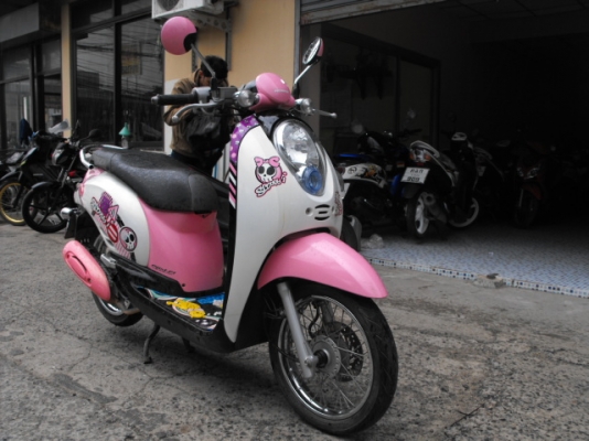 ขาย Scoopy I ปี 55 สีชมพูขาว สภาพเดิมๆ เครื่องเดิม ดีมาก