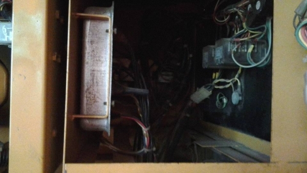 15. ขายเครื่องปั่นไฟ  90 kva    ราคา 400,000  บาท (เครื่องสีส้ม )