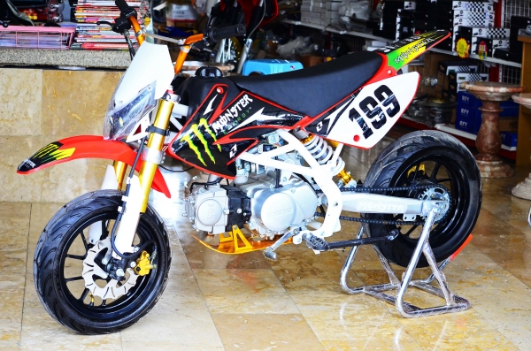 ลดล้าง    ครื่องสูตร LIFAN 125CC แรงด้วยเครื่องที่มีแรงบิดสูง ยกล้อง่ายๆ เฟรมถักรับแรงกระแทกได้สบาย กระโดดได้ โช็คหน้าหัวกลับ ท่อสูตรแต่ง และล้อ อลูมิเนียม น้ำหนักเบา ขี่ง่ายคล่องตัว โปรโมชั่น สุดท้าย เหลือเพียงไม่กี่คัน อย่ารอช้า 275