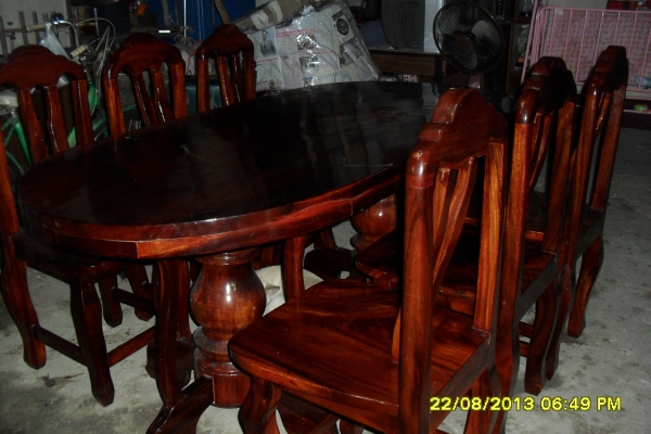 ขายโต๊ะกินข้าวไม้มะค่า