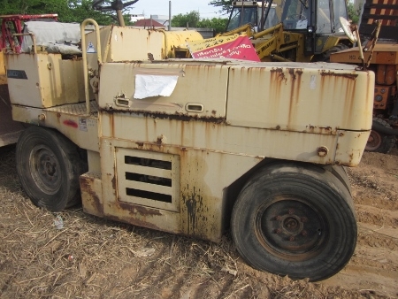 ขายตามสภาพ8ครับ-รถบด เรียบล้อยาง KOMATSU เครื่องยนต์ดีเซล 3 สูบ เก่าจากญี่ปุ่น