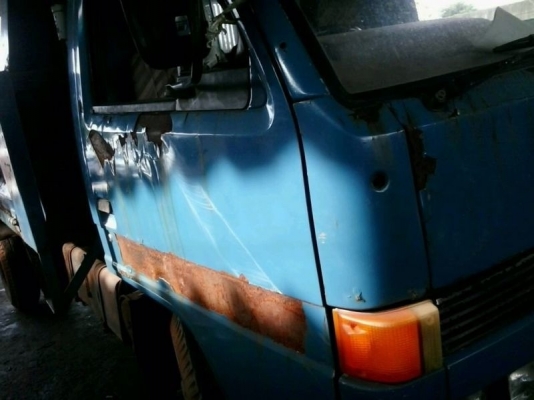 รถอีซูซุ 6 ล้อดั้ม NKR  110 แรงม้า  สนใจติดต่อ 081 - 6079515