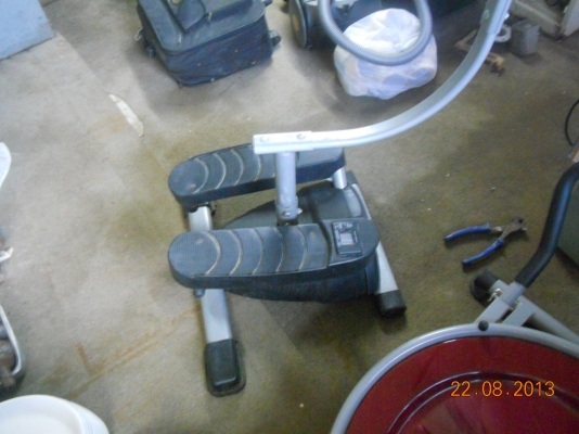 (สองตัวในราคา4000)เครื่องออกกำลังกาย 2 ตัว ตัวแรกยี่ห้อ cardio max เป็นแบบยืนสองเท้าเหมือนเดินแต่มีแรงต้านและเหวี่ยงชุดแขน