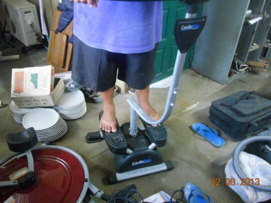 (สองตัวในราคา4000)เครื่องออกกำลังกาย 2 ตัว ตัวแรกยี่ห้อ cardio max เป็นแบบยืนสองเท้าเหมือนเดินแต่มีแรงต้านและเหวี่ยงชุดแขน