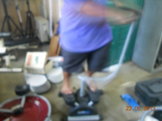 (สองตัวในราคา4000)เครื่องออกกำลังกาย 2 ตัว ตัวแรกยี่ห้อ cardio max เป็นแบบยืนสองเท้าเหมือนเดินแต่มีแรงต้านและเหวี่ยงชุดแขน