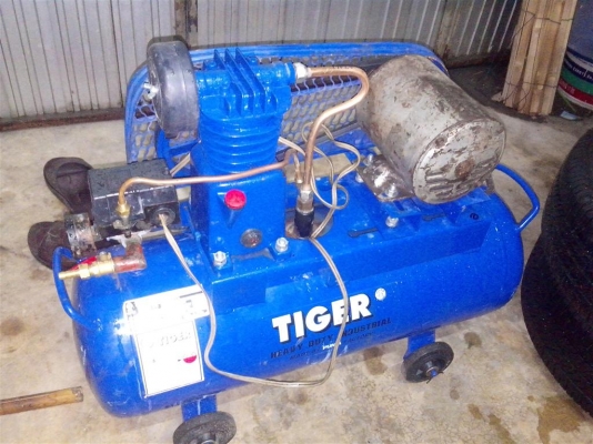 ขายปั๊มลม มือสอง จัดส่งได้ครับ 1/4 HP 36 ลิตร พร้อมมอเตอร์ 2,800 บาท