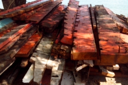 ไม้ตะเคียนทองไม้เรือเก่าเป็นไม้ตะเคียนทองทั้งลำครับ  ไม้ประมาณ 2  รถหกล้อครับ  ขนาด หน้า 14 นิ้ว หนา 4 นิ้ว ยาว 5 เมตร ประมรณ เกือบ 40 ตัว  และมีส่วนประกอบออื่นของเรืออีก