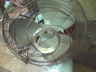 ขายพัดลมย้อนยุครุ่นเก่าเหล็กทั้งตัวhitachiลมแรงดี