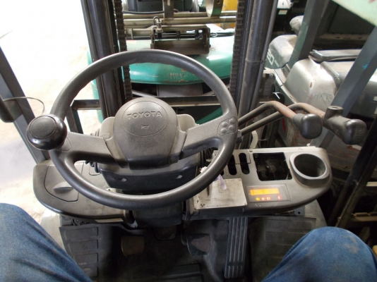 ขายฟอล์คลิฟท์ TOYOTA รุ่น 02-8FGL20 S/N 8FGL25-10130 ปี 2006