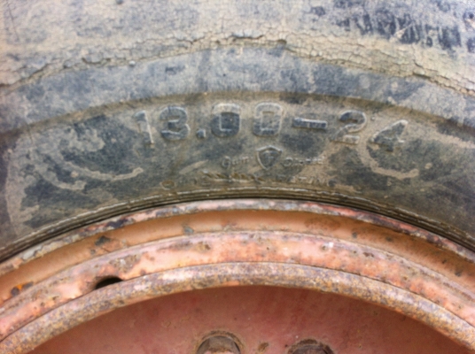 ขายรถตักล้อยาง 2 เพลา เกียร์ 1-2-3 K)MATSU JH300-B สภาพสวยแบบเดิมๆ พร้อมใช้งานได้เลย