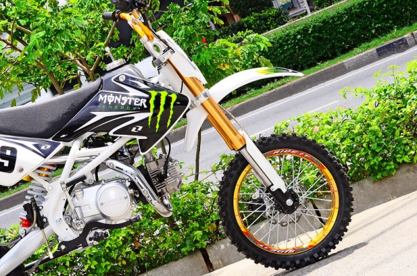 ลดล้าง    เครื่องสูตร LIFAN 125CC แรงด้วยเครื่องที่มีแรงบิดสูง ยกล้อง่ายๆ เฟรมถักรับแรงกระแทกได้สบาย กระโดดได้ โช็คหน้าหัวกลับ ท่อสูตรแต่ง และล้อ อลูมิเนียม น้ำหนักเบา ขี่ง่ายคล่องตัว โปรโมชั่น สุดท้าย เหลือเพียงไม่กี่คัน อย่ารอช้า 275