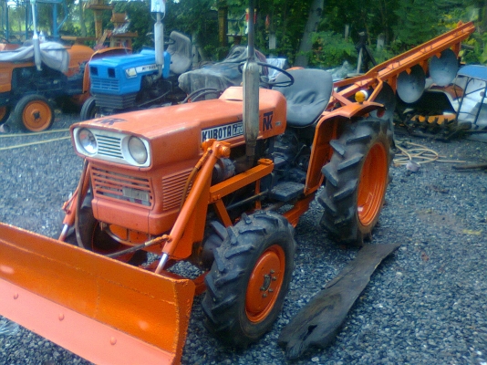 ด่วนครับ..คูโบต้า L2001 DT ขับเคลื่อน 4 ล้อ พร้อมใบดันหน้า และผาน 5 ใบ ราคาคุยกันได้ครับ