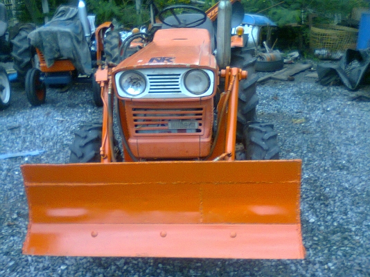 ด่วนครับ..คูโบต้า L2001 DT ขับเคลื่อน 4 ล้อ พร้อมใบดันหน้า และผาน 5 ใบ ราคาคุยกันได้ครับ