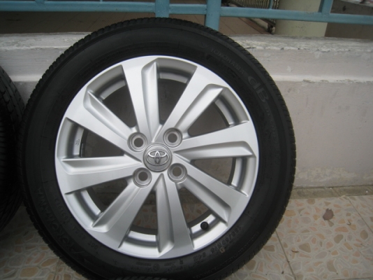 ขายล้อแม็ก Toyota vios ป้ายแดง 15"x5.5" et45 4รู100 +ยางปี13  สนใจติดต่อ เล็กคลองสามครับ (081-3747940)