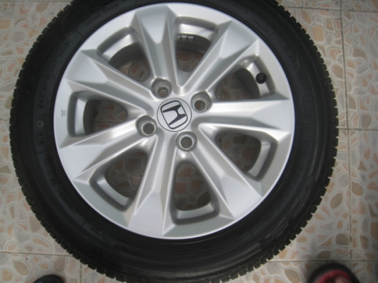 ขายล้อแม็ก Honda jazz ป้ายแดง 15"x5.5" et45 4รู100 + ยาง Goodyear gt3 175/65r15 ปี 1113  สนใจติดต่อ เล็กคลองสาม (081-3747940)