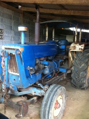 ขายรถไถฟอร์ด5000  77 เครืีองT1 สภาพดี เครืีองแห้งๆไม่ค่อยได้ใช้