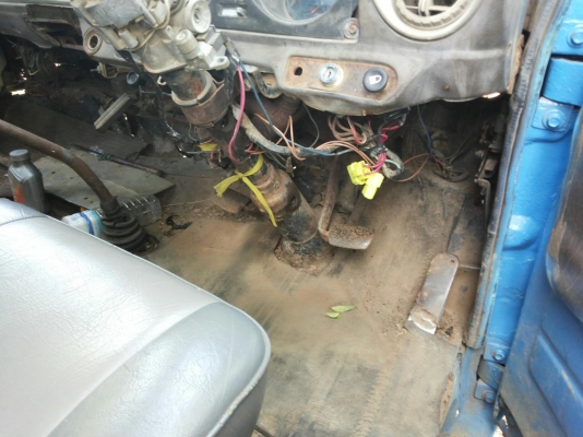 **เพิ่มรูป**ขายตัด6ล้อ isuzu ks 110hp 4bd1 110แรงฝาขาวยอดนิยม หัวยกได้ พ.พาวเวอร์ ช่วงล่างเดิม คัสซีมีตำหนิ 1จุดปะมา (ตามรูป) ยาง7.50 คู่หน้าดี หลังพอใช้ เกียร์ดี เบรคดี ระบบไฟปกติ เก็บนิดหน่อย พร้อมใช้ เอกสารเล่มทะเบียน ราคาต่อรองได้เด้อ พี่น้องครับ