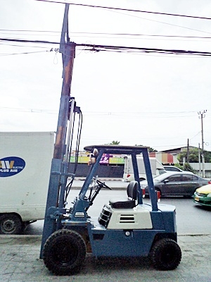 ขายรถยกโคมัสสึ 2 ตัน เครื่องดีเซลอีซูซุ เกียร์ออโต้ เสาต่ำ กระบอกคู่  เสาสูง 3.6 เมตร  พวงมาลัยเพาเว่อร์  สีเดิมจากนอก นำเข้าจากญี่ปุ่น ใช้งานได้ทันที