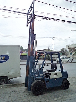 ขายรถยกโคมัสสึ 2 ตัน เครื่องดีเซลอีซูซุ เกียร์ออโต้ เสาต่ำ กระบอกคู่  เสาสูง 3.6 เมตร  พวงมาลัยเพาเว่อร์  สีเดิมจากนอก นำเข้าจากญี่ปุ่น ใช้งานได้ทันที