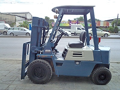 ขายรถยกโคมัสสึ 2 ตัน เครื่องดีเซลอีซูซุ เกียร์ออโต้ เสาต่ำ กระบอกคู่  เสาสูง 3.6 เมตร  พวงมาลัยเพาเว่อร์  สีเดิมจากนอก นำเข้าจากญี่ปุ่น ใช้งานได้ทันที