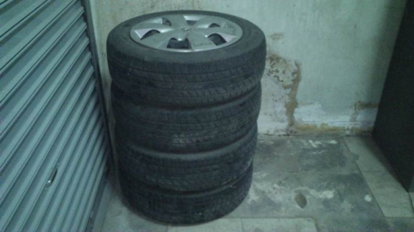 ขอขาย ทั้งชุด !แม็กพร้อมยาง ยาริส 185/60 R15 ปี 10 สภาพดี